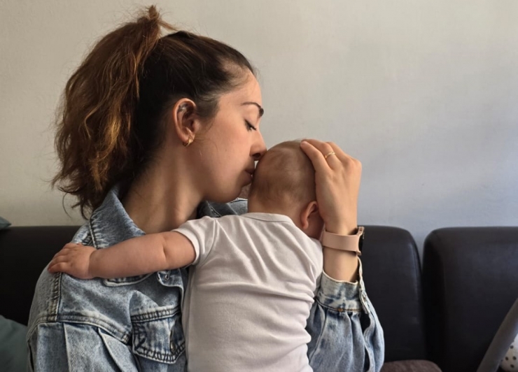 La psicòloga Macarena Montenegro amb la seva filla.